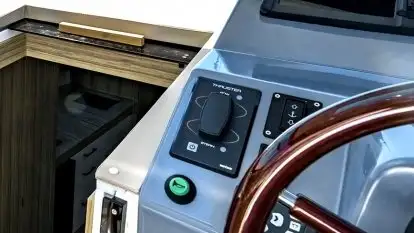 W jaki sposób używać steru strumieniowego na jachcie?