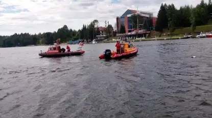 Wypadek na jeziorze Tałty. Do wody wpadło 7 osób – trwają poszukiwania dziecka