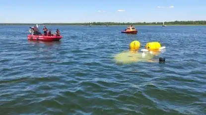 Płetwonurkowie wydobyli łódź zatopioną w jeziorze Tałty