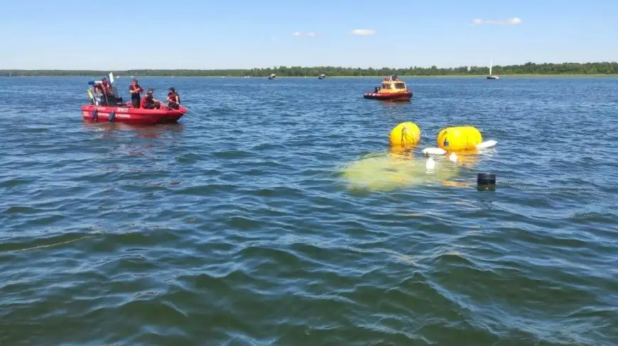 Płetwonurkowie wydobyli łódź zatopioną w jeziorze Tałty