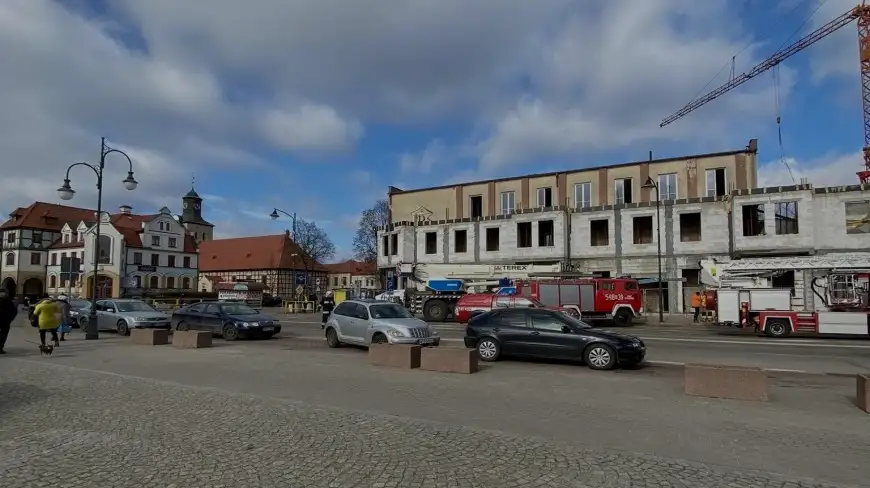 Wypadek podczas remontu Domu Kultury w Piszu. Zawalił się strop