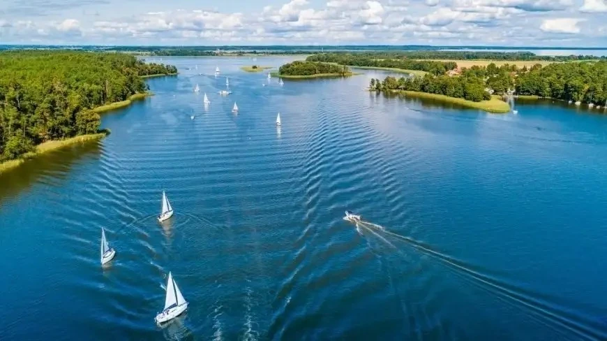 Wody Polskie rozpoczęły znakowanie szlaków żeglarskich na Mazurach