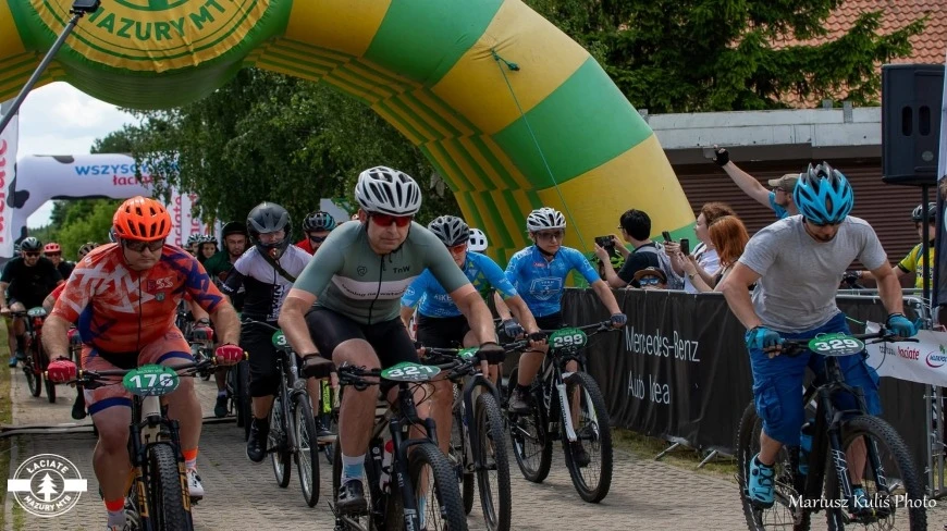 Pisz ponownie na trasie Łaciate Mazury MTB. Setki zawodników nad jeziorem Roś