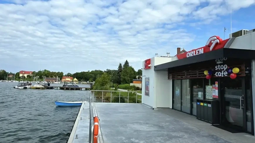 Nawodna stacja benzynowa w Rynie na Mazurach.