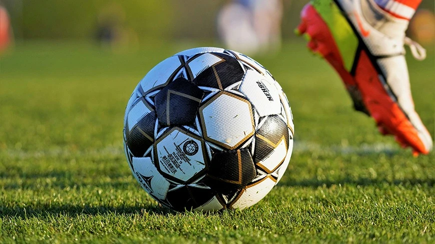 Gra ręką w piłce nożnej – kiedy sędzia odgwizduje przewinienie?