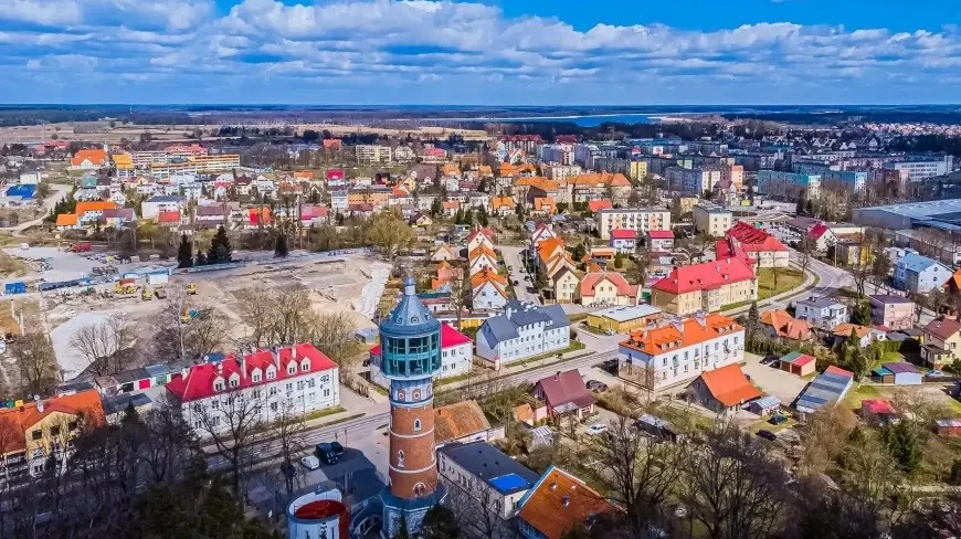 Ziemia, która niemal zniknęła. Historia Pisza – miasta, które przetrwało własne zapomnienie