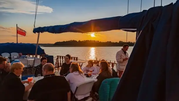 Zachód słońca podczas romantycznej kolacji na Chopinie