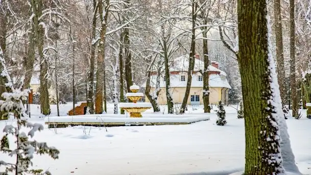 Księżycowy Dworek i jezioro Siercze w okowach zimy - zdjęcie 1