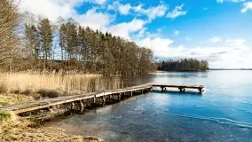 Zimowa sceneria nad plażą przy jeziorze Szóstak - zdjęcie 16