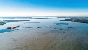 Jezioro Dargin rozstaje się z lodem, przedwiośnie 2022 r. - zdjęcie 2