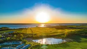 Złote, rzepakowe mazurskie pola z jeziorami w tle - zdjęcie 29