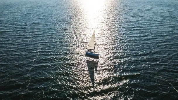 Sasanka Viva 700 dzielnie żegluje po jeziorze Dargin