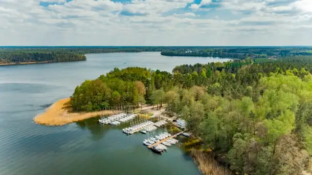 Jezioro Bełdany i miejscowość Kamień z drona, wiosna 2020