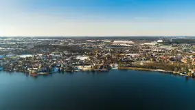 Zimowe Mrągowo, nad jeziorem Czos, okolice amfiteatru z drona - zdjęcie 31