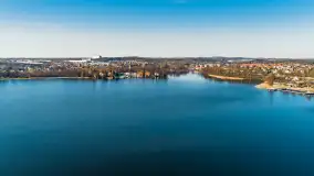 Zimowe Mrągowo, nad jeziorem Czos, okolice amfiteatru z drona - zdjęcie 27