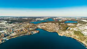 Zimowe Mrągowo, nad jeziorem Czos, okolice amfiteatru z drona - zdjęcie 29