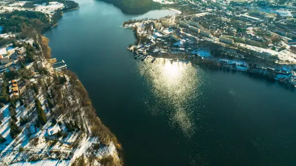 Zimowe Mrągowo, nad jeziorem Czos, okolice amfiteatru z drona - zdjęcie 7