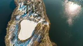 Zimowe Mrągowo, nad jeziorem Czos, okolice amfiteatru z drona - zdjęcie 30