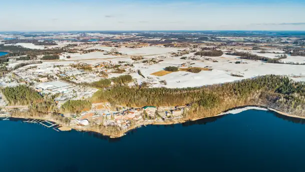 Zimowe Mrągowo, nad jeziorem Czos, okolice amfiteatru z drona - zdjęcie 6