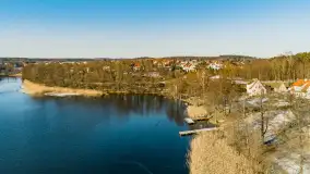 Zimowe Mrągowo, nad jeziorem Czos, okolice amfiteatru z drona - zdjęcie 36