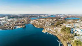 Zimowe Mrągowo, nad jeziorem Czos, okolice amfiteatru z drona - zdjęcie 18