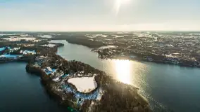 Zimowe Mrągowo, nad jeziorem Czos, okolice amfiteatru z drona - zdjęcie 12