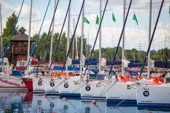 Rejs po mazurskich jeziorach, który pomaga dzieciom z domów dziecka