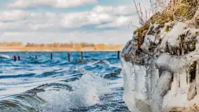 Południowy brzeg jeziora Negocin, lodowe formy, marzec 2023 - zdjęcie 12