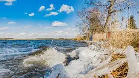 Południowy brzeg jeziora Negocin, lodowe formy, marzec 2023 - zdjęcie 11