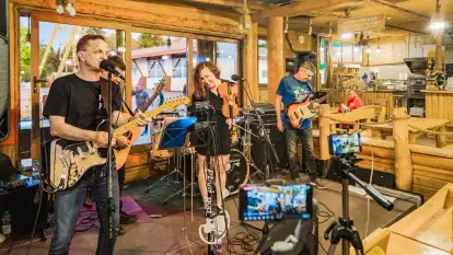 Grają na Mazurach - Pod Prąd