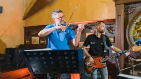 Grają na Mazurach, Shantaż w tawernie Albatros - zdjęcie 9