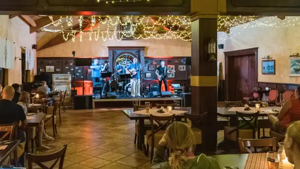 Grają na Mazurach, Shantaż w tawernie Albatros - zdjęcie 6