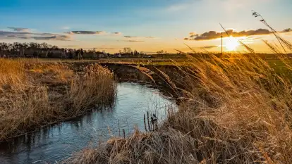 Zachód słońca nad rzeką Guber, kwiecień 2023 r.