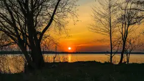 Zachód słońca w Pierkunowie, jezioro Kisajno, kwiecień 2023 r. - zdjęcie 1