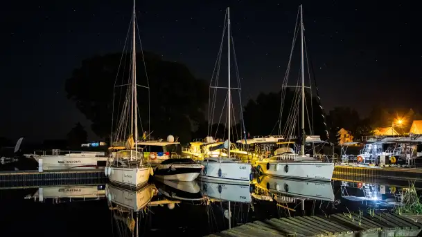 Nocne zdjęcia w porcie Marina Górkło, lipiec 2023 r.