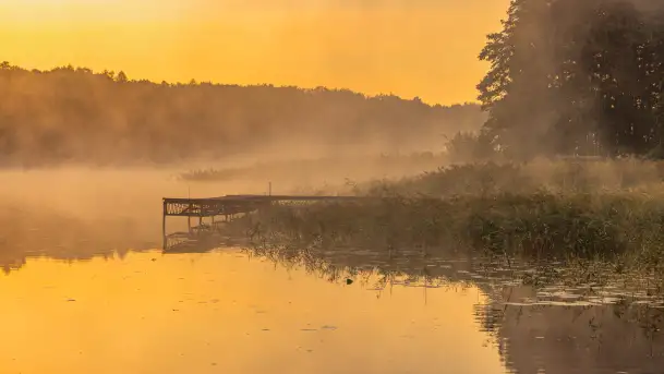 Wrześniowy i mglisty wschód słońca nad jeziorem Mój - zdjęcie 6