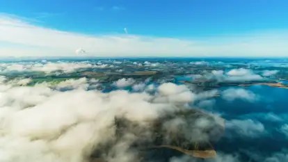 Październikowe mgły nad jeziorem Kisajno