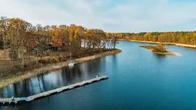 Kisajno, Piękna Góra i Łabędzi Ostrów w jesiennych kolorach z lotu ptaka - zdjęcie 3