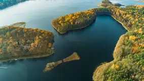 Kisajno, Piękna Góra i Łabędzi Ostrów w jesiennych kolorach z lotu ptaka - zdjęcie 8