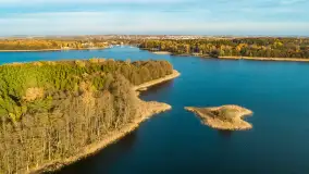 Kisajno, Piękna Góra i Łabędzi Ostrów w jesiennych kolorach z lotu ptaka - zdjęcie 11