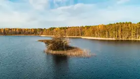 Kisajno, Piękna Góra i Łabędzi Ostrów w jesiennych kolorach z lotu ptaka - zdjęcie 31