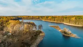 Kisajno, Piękna Góra i Łabędzi Ostrów w jesiennych kolorach z lotu ptaka - zdjęcie 10