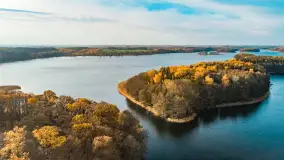 Kisajno, Piękna Góra i Łabędzi Ostrów w jesiennych kolorach z lotu ptaka - zdjęcie 32