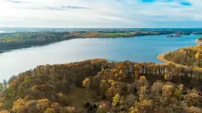 Kisajno, Piękna Góra i Łabędzi Ostrów w jesiennych kolorach z lotu ptaka - zdjęcie 28