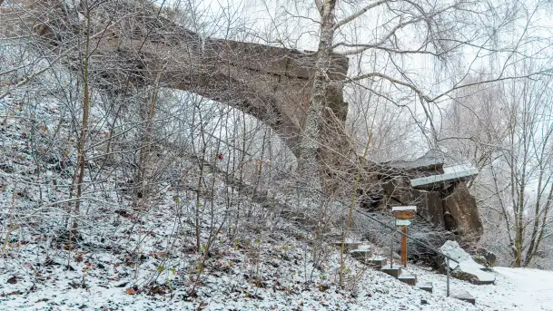 Zwalony most w Kruklankach w zimowej scenerii... bez słońca, listopad 2023 r.