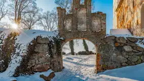 Zamek Krzyżacki, a teraz kościół w Bezławkach w zimowej scenerii, styczeń 2024 r. - zdjęcie 3