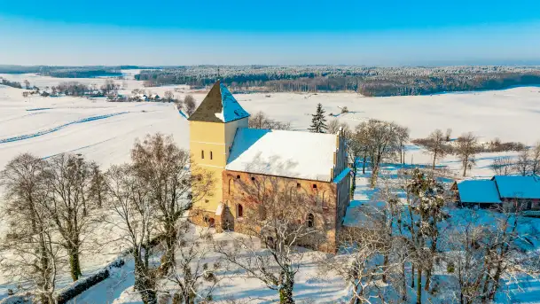 Zamek Krzyżacki, a teraz kościół w Bezławkach w zimowej scenerii, styczeń 2024 r. - zdjęcie 1