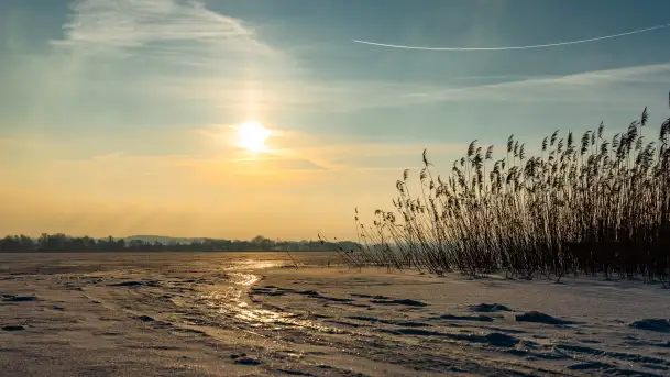 Jezioro Tajty i wieś Wrony przed zachodem słońca, styczeń 2024 r.