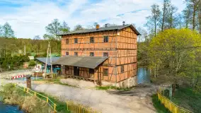 Młyn wodny i jaz we wsi Krutyński Piecek, kwiecień 2024 r. - zdjęcie 1