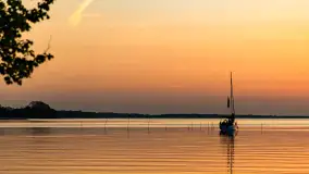 Zachód słońca nad jeziorem Dargin z komarami w planie - zdjęcie 6